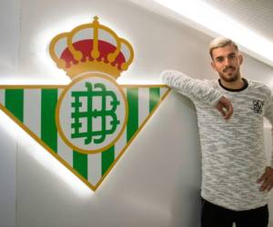 Spanish midfielder Dani Ceballos gives the thumbs up as he poses on the pitch during his presentation as new football player of the Real Madrid CF at the Santiago Bernabeu stadium in Madrid on July 20, 2017. / AFP PHOTO / PIERRE-PHILIPPE MARCOU