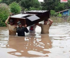Cuerpos de socorro y miembros de las Fuerzas Armadas apoyan a pobladores de las zonas inundadas a rescatar algunos enseres. (Foto: El Heraldo Honduras/ Noticias Honduras hoy)