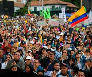People march against the government of Colombian President Ivan Duque during a national strike in Bogota on November 27, 2019. - Protest leaders in Colombia called a new general strike for Wednesday after a meeting with President Ivan Duque made no progress towards ending deadly anti-government demonstrations now in their sixth consecutive day. (Photo by Raul ARBOLEDA / AFP)