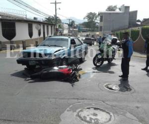 Elementos de la Policía Nacional se presentaron a la zona del violento hecho que afortunadamente no dejó personas muertas.