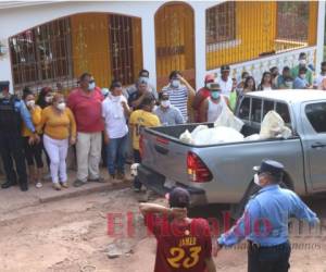 Dos vehículos trasladaron los cuerpos de las víctimas. Foto: Alex Pérez / EL HERALDO.