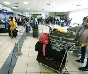 El decreto, asimismo, admite la entrada controlada de panameños y residentes al territorio nacional, previa autorización de las autoridades sanitarias. Foto: AP