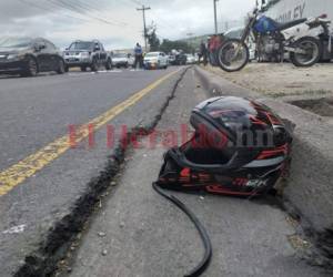 El casco de la víctima y su motocicleta quedaron a varios metros del cadáver. Foto: Alex Pérez/El Heraldo.