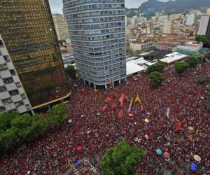 Multitudinaria presencia de los hinchas del Flamengo en la llegada del equipo a Rio de Jainero luego de ganar la Copa Libertadores en Perú. Foto: AFP.