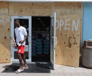 En los negocios y casas han puesto protección en puertas y ventanas ante la llegada de Dorian, un huracán categoría 4 extremadamente peligroso. Foto: AFP