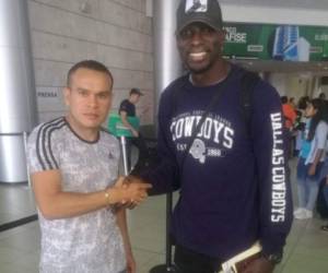 El gerente deportivo de Juticalpa, Erlin Lagos, recibió al colombiano en el Aeropuerto Internacional Toncontín. Foto: Twitter @JuticalpaFC