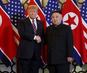 Los dos sonrieron y se estrecharon las manos frente a una hilera de banderas estadounidenses y norcoreanas. Foto: AP