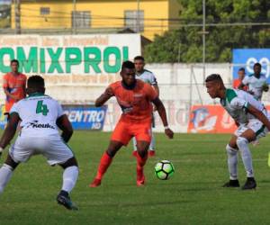 Acción del partido entre Platense y Lobos UPNFM. Foto: El Heraldo.