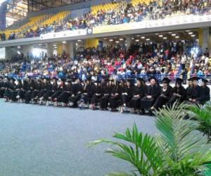 La ceremonia de graduación se realiza en el Palacio de los Deportes donde 305 jóvenes reciben sus títulos universitarios.