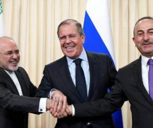 El encuentro en Moscú entre el ministro ruso Serguéi Lavrov, el turco Mevlüt Cavusoglu y el iraní Mohamad Javad Zarif ha estado centrado 'en todos los aspectos'. Foto Cortesía