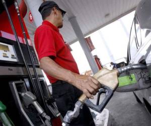 La gasolina superior puede alcanzar o superar los precios máximos de más de 107 lempiras por galón, de acuerdo con expertos en el tema. (Foto: El Heraldo Honduras)