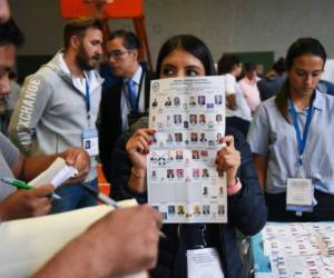 Los encargados de realizar el conteo de los votos en las elecciones de Guatemala. Foto AFP