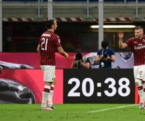 El delantero portugués del AC Milan Rafael Leao, el delantero sueco del AC Milan Zlatan Ibrahimovic, el delantero croata del AC Milan Ante Rebic y el mediocampista marfileño del AC Milan Franck Kessie celebran después de que Kessie marcó un empate durante el partido de fútbol de la Serie A italiana AC Milan vs Juventus jugó a puerta cerrada. Foto: Agencia AFP.