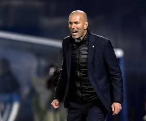 El seleccionador francés del Real Madrid, Zinedine Zidane, hace gestos durante el partido de la liga española de fútbol Club Deportivo Leganes SAD contra el Real Madrid. Foto AFP