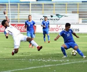 Acción del partido entre Honduras y El Salvador en San Salvador a nivel sub 21. Foto: Fenafuth.