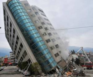 Varios edificios colapsaron el martes por la noche en Taiwán, luego que se registrara un sismo de 6,4 grados.