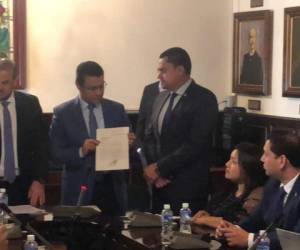 Durante una reunión en la que estuvieron Ebal Díaz, Alba Consuelo Flores, Carlos Madero y Arnaldo Bueso; Daniel Durón e Hilario Espinozase hizo entrega del documento.