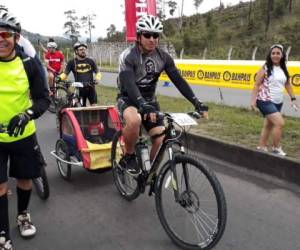 Este es el segundo hijo con el que el maestro hondureño compite en la Séptima Vuelta Ciclística. Foto: EL HERALDO