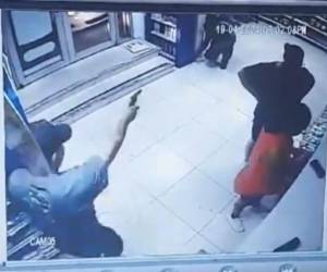 En el clip se muestra cómo el presunto asaltante ataca directamente al guardia de seguridad.