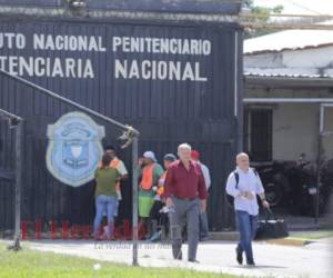 Momento en el que Mauricio Mora sale de la Penitenciaría Nacional de Támara. Foto: Estalin Irías/ EL HERALDO