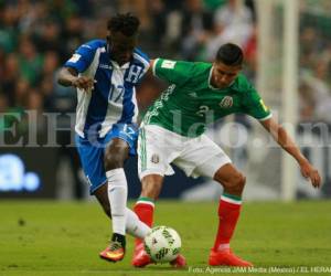 CIUDAD DE MEXICO, MEXICO - SEPTIEMBRE 6: Alberth Elis (I) de Honduras y Hugo Ayala (D) de Mexico durante el juego de la ronda de eliminatorias de la Copa Mundial de la FIFA Rusia 2018 en el estadio Azteca el 6 de septiembre de 2016 en la Ciudad de Mexico, Mexico (Foto: Francisco Estrada/JAM MEDIA)