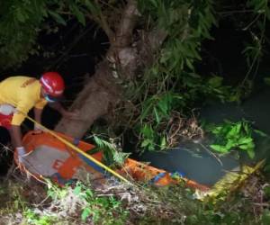 Los restos fueron encontrados gracias a que quedaron retenidos en un árbol en medio del río Danto. Foto: Bomberos de Honduras.