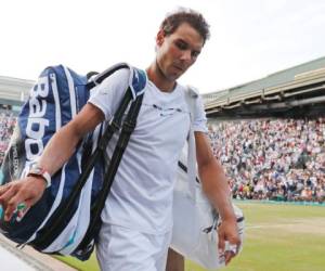 Spain's Rafael Nadal leaves the court after losing to Luxembourg's Gilles Muller in their men's singles fourth round match on the seventh day of the 2017 Wimbledon Championships at The All England Lawn Tennis Club in Wimbledon, southwest London, on July 10, 2017.Muller won 6-3, 6-4, 3-6, 4-6, 15-13. / AFP PHOTO / Adrian DENNIS / RESTRICTED TO EDITORIAL USE