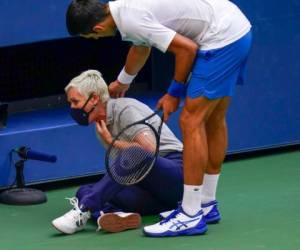Djokovic dijo que fue a revisar el estado de la jueza tras el incidente y ella le aseguró que no era una lesión seria. Foto: AP