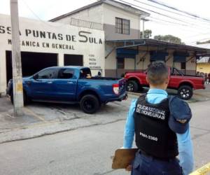 Uno de los cuerpos quedó dentro del negocio, mientras que las otras dos víctimas quedaron en el pick up.