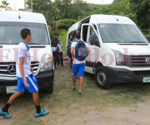 Dos de los busitos son empleados para trasladar a los jugadores de la Bicolor a sus entrenamientos, mientras que el otro es para la utilería, foto: Ronald Aceituno/El Heraldo.