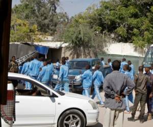 El agresor pasó desapercibido al entrar en la academia y se unió a una larga fila de agentes. Foto: AFP