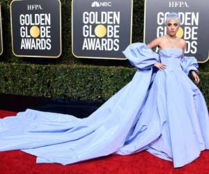 Lady Gaga usó un vestido azul y para complementarlo también tiñó su cabello del mismo tono. Fotos AFP