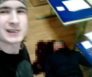 El joven, identificado como Andréi Yemelyánnikov, se tomó una foto con el cadáver de su maestro.