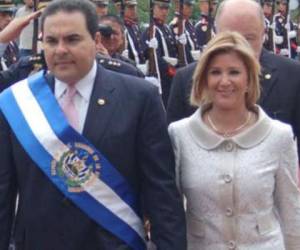 El expresidente Elías Antonio Saca junto a su esposa Ana Ligia de Saca.