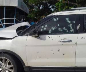 Más de veinte impactos de bala recibió la ventana del conductor.