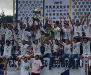 El equipo de Antigua celebra con la Copa. Foto: Guatefutbol.