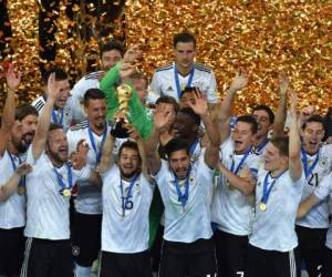 Los jugadores de la selección de Alemania alzan la copa que los acredita como campeones de la Copa Confederaciones (Foto: Agencia AFP)