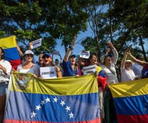 Ciudadanos venezolanos se manifiestan contra el presidente venezolano Nicolás Maduro ante la embajada venezolana en Santo Domingo. Foto AFP