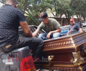 Momento en que familiares retiran el cadáver del hombre atropellado. Foto: Alex Pérez/ EL HERALDO.