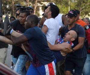 Bajo el lema “por una Cuba diversa”, un número cada vez mayor de activistas se fueron reuniendo en el Parque Central ante la mirada de los policías. Foto AFP