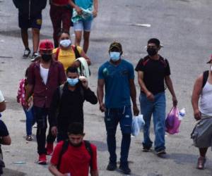 Los migrantes salieron a pie de la Central Metropolitana de Autobuses de San Pedro Sula, en el norte de Honduras. Foto AFP