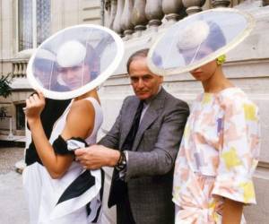 Fotografía de archivo del 24 de septiembre de 1984 del diseñador de modas Pierre Cardin y dos modelos posan en París. La Academia de Bellas Artes de Francia informó el martes 29 de diciembre de 2020 que Cardin, cuyo estilo de la era espacial fue uno de los símbolos de la moda del siglo XX, ha muerto a los 98 años. Foto: AP