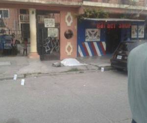 El cuerpo del periodista hondureño Víctor Fúnez quedó tendido frente a su casa en el barrio La Isla, de La Ceiba.