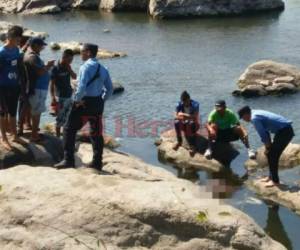 Según versiones, al ahora occiso lo vieron bañando en la zona desde el viernes y andaba consumiendo bebidas alcohólicas, lo que habría provocado que se ahogara poco después. (Foto: Marlin Herrera/ El Heraldo Honduras)