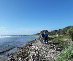 Las sensibles imágenes muestran los restos del cuerpo siendo arrastrado por el oleaje cerca de la playa Mango. Foto de referencia.