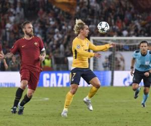 El colchonero Antoine Griezmann busca ebalón ante la marca de Daniele De Rossi (Foto: Agencia AFP)