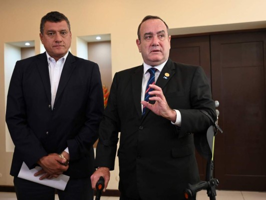 El presidente electo Alejandro Giammattei habla junto a su compañero de fórmula Guillermo Castillo durante una conferencia de prensa en Ciudad de Guatemala. Foto: Agencia AP.