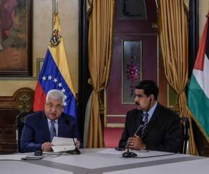 El presidente palestino Mahmud Abbas (izq.) y su homólogo venezolano Nicolás Maduro se reúnen en el palacio presidencial de Miraflores, en Caracas, el 7 de mayo de 2018. Abbas está de visita en Venezuela en medio de duras tensiones con Estados Unidos e Israel. Foto AFP