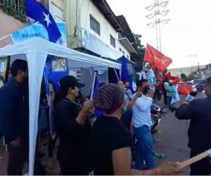 Si bien los activistas de ambas fuerzas políticas mayoritarias se gritaban consignas unos a otros, cada grupo mantuvo su puesto evitando la confrontación.