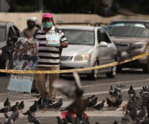 Un vendedor ofrece mascarillas en la plaza Gerardo Barrios de San Salvador, El Salvador, el viernes 7 de agosto de 2020, durante la pandemia del nuevo coronavirus.